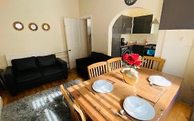 Entire 4 Bedroom House - Ev Point & Free Parking